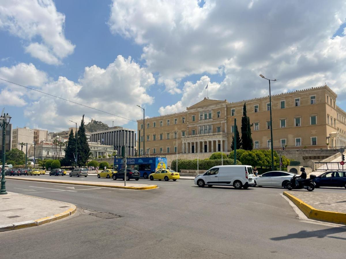 Athens Central Studio In Front Of Syntagma Metro Esterno foto